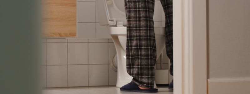 Homem acordando durante a noite para urinar